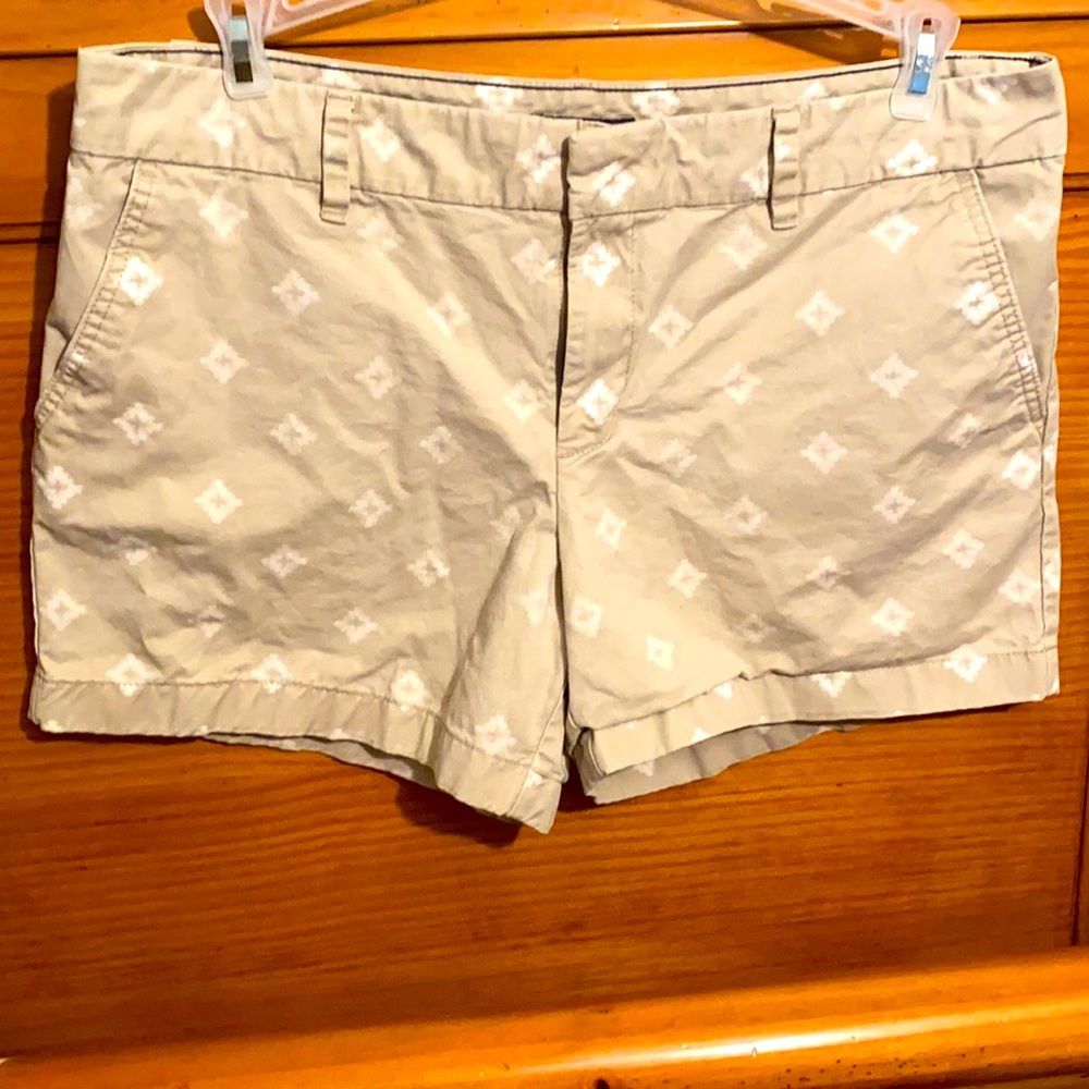Tommy Hilfiger shorts size 14 beige with white